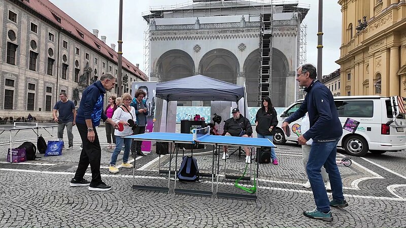 PingPongPowerfrauen trotzen dem Regen: Auftakt der Deutschlandtour auf dem Münchner Odeonsplatz