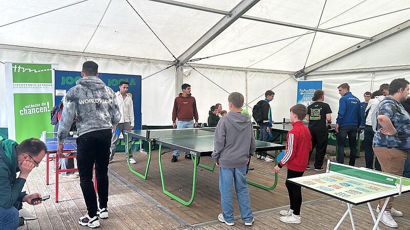 Tischtennis am Braunschweiger Schloss: Aktionszelt des TTVN beim Tag der Niedersachsen bestens besucht
